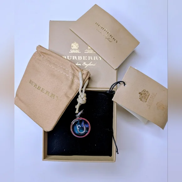 ✨ BURBERRY “U” Initial Pendant / Keychain – With Box & Dust Bag ✨ - Picture 2 of 8
